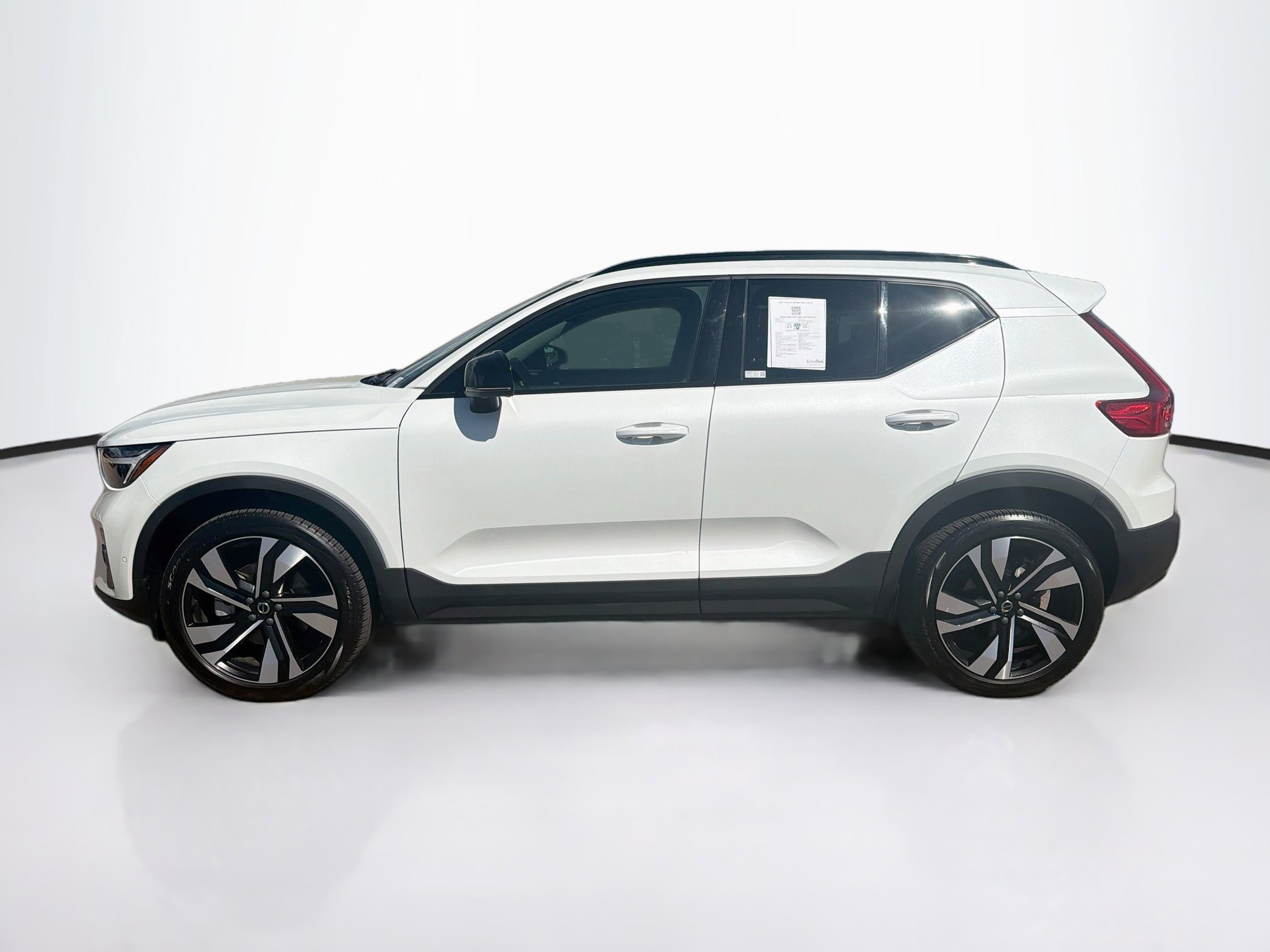 Used 2025 Volvo XC40 B5 Plus AWD/4WD image 4
