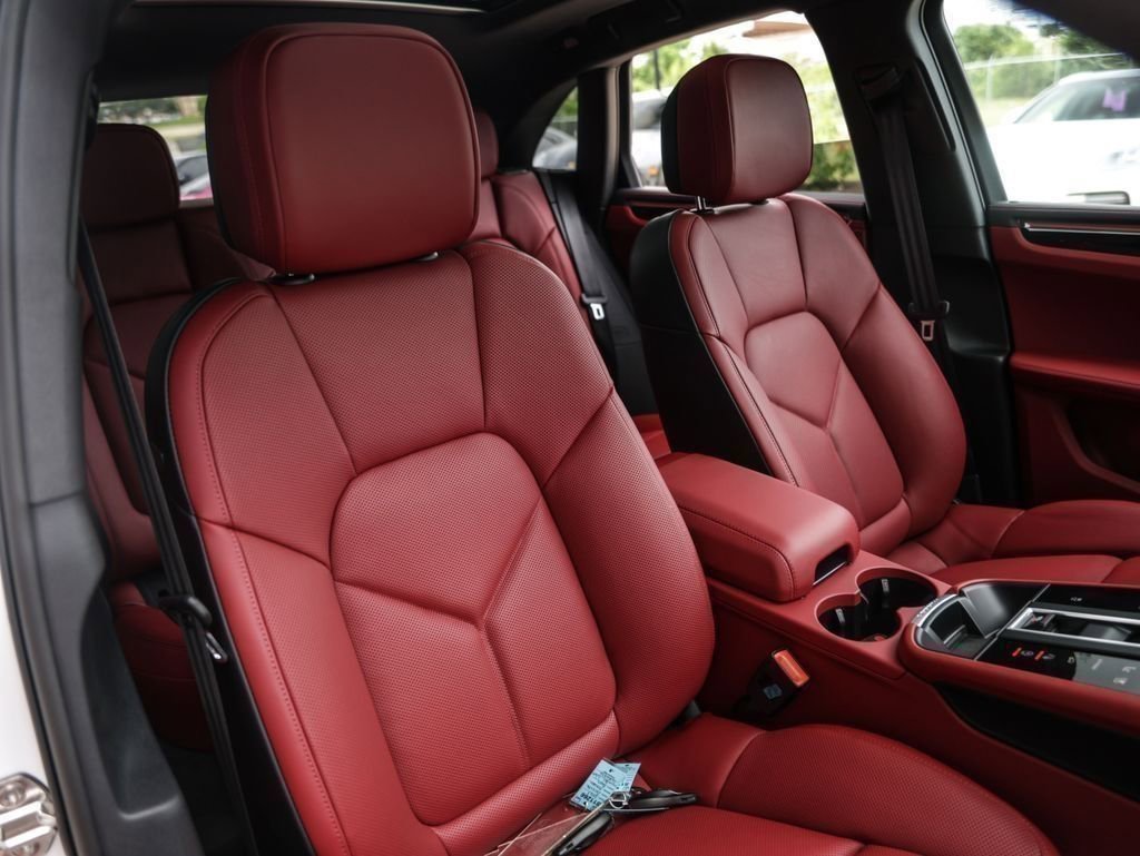 Certified 2025 Porsche Macan image 32