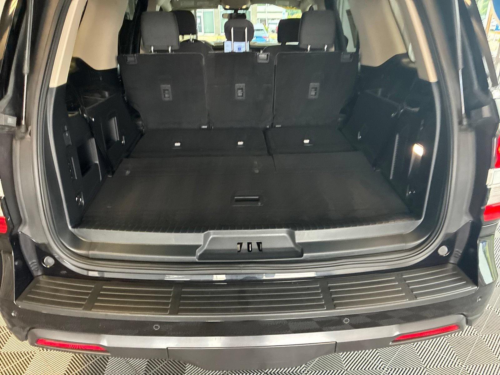 Used 2024 Ford Expedition XLT AWD/4WD image 12