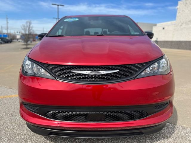 Used 2025 Chrysler Voyager LX image 9