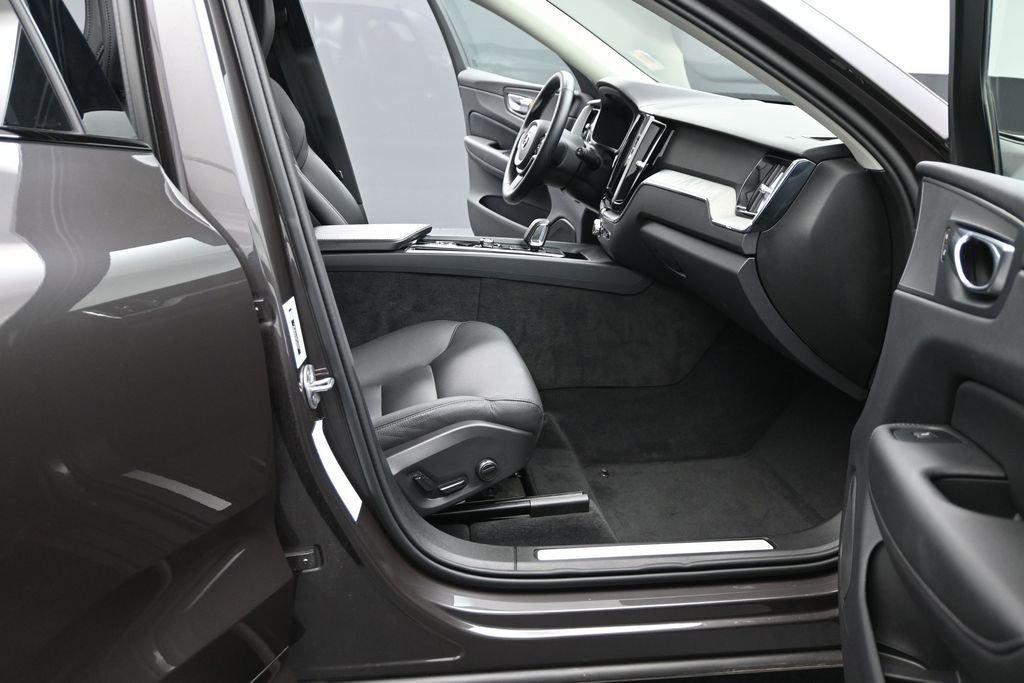 Used 2025 Volvo XC60 B5 Plus w/ Climate Package AWD/4WD image 16