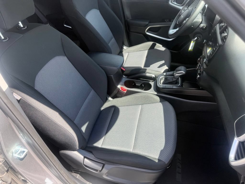 Used 2025 Kia Soul LX w/ LX Technology Package FWD image 49