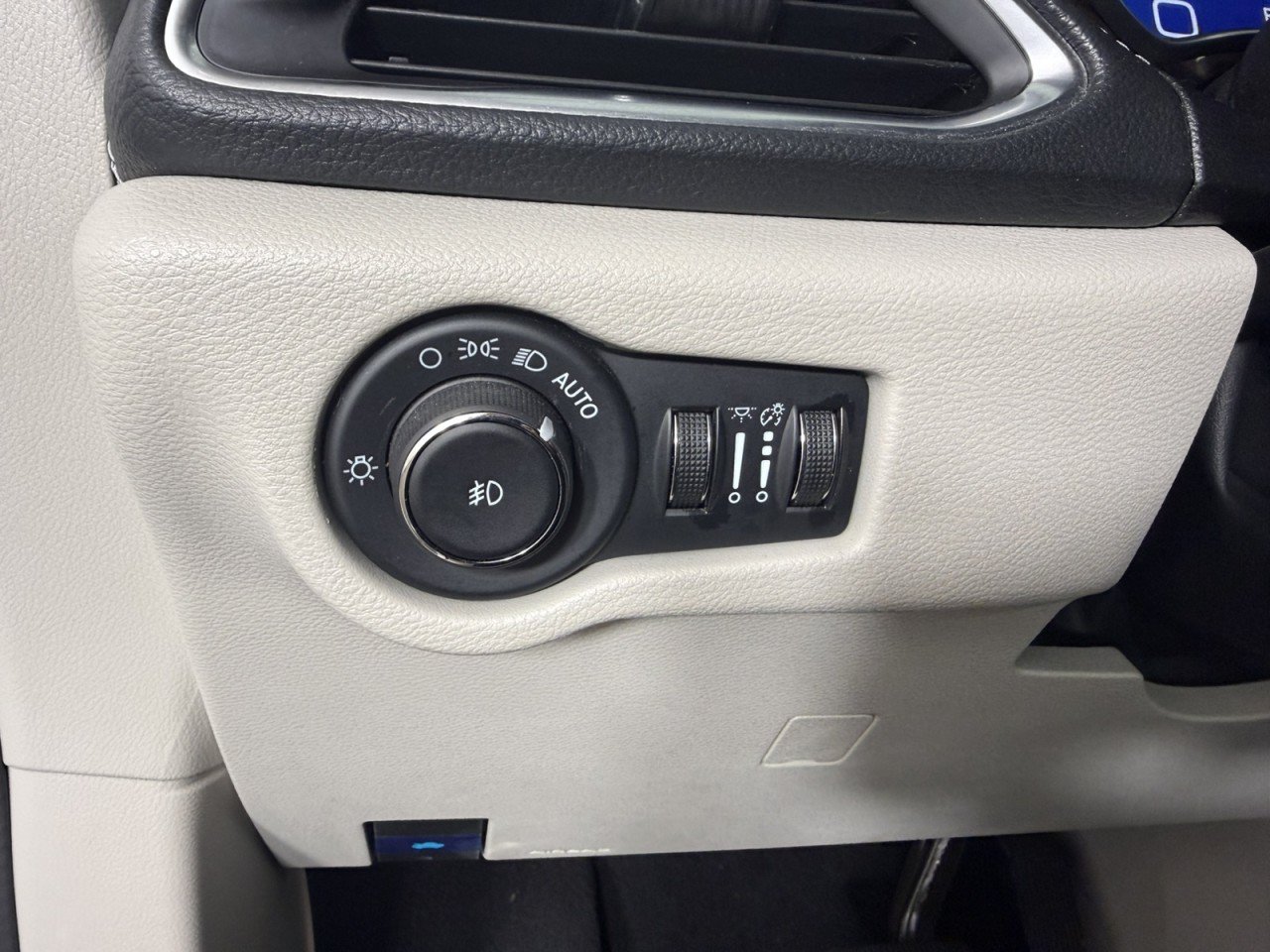 Used 2024 Chrysler Pacifica Limited FWD image 23