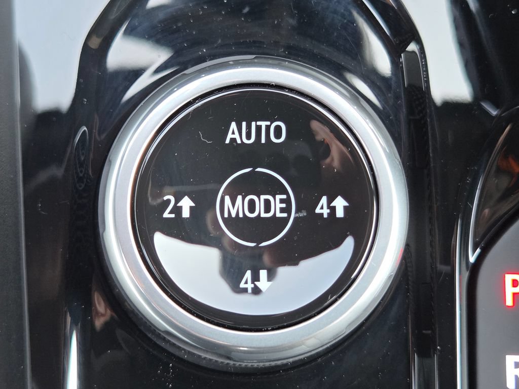 Used 2025 Chevrolet Colorado ZR2 w/ Technology Package AWD/4WD image 15