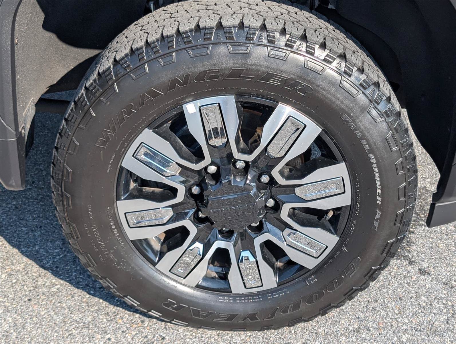 Used 2024 GMC Sierra 2500 Denali w/ Denali Reserve Package AWD/4WD image 12