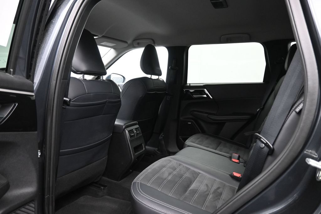 Used 2025 Mitsubishi Outlander AWD image 24