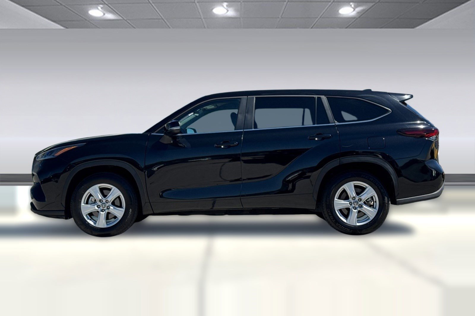 Used 2025 Toyota Highlander LE image 6