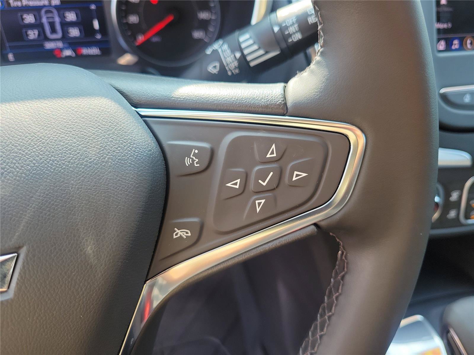 Used 2024 Chevrolet Equinox LT w/ LPO, Floor Liner Package FWD image 23