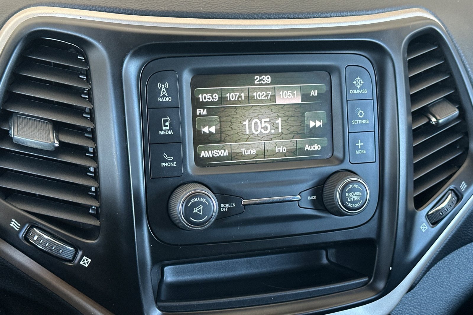 Used 2018 Jeep Cherokee Latitude w/ Altitude Package FWD image 17