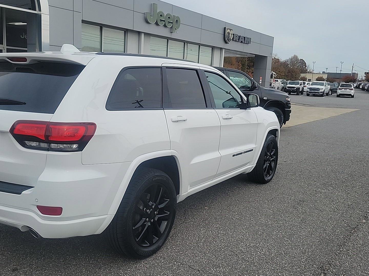 Used 2022 Jeep Grand Cherokee Laredo X image 4