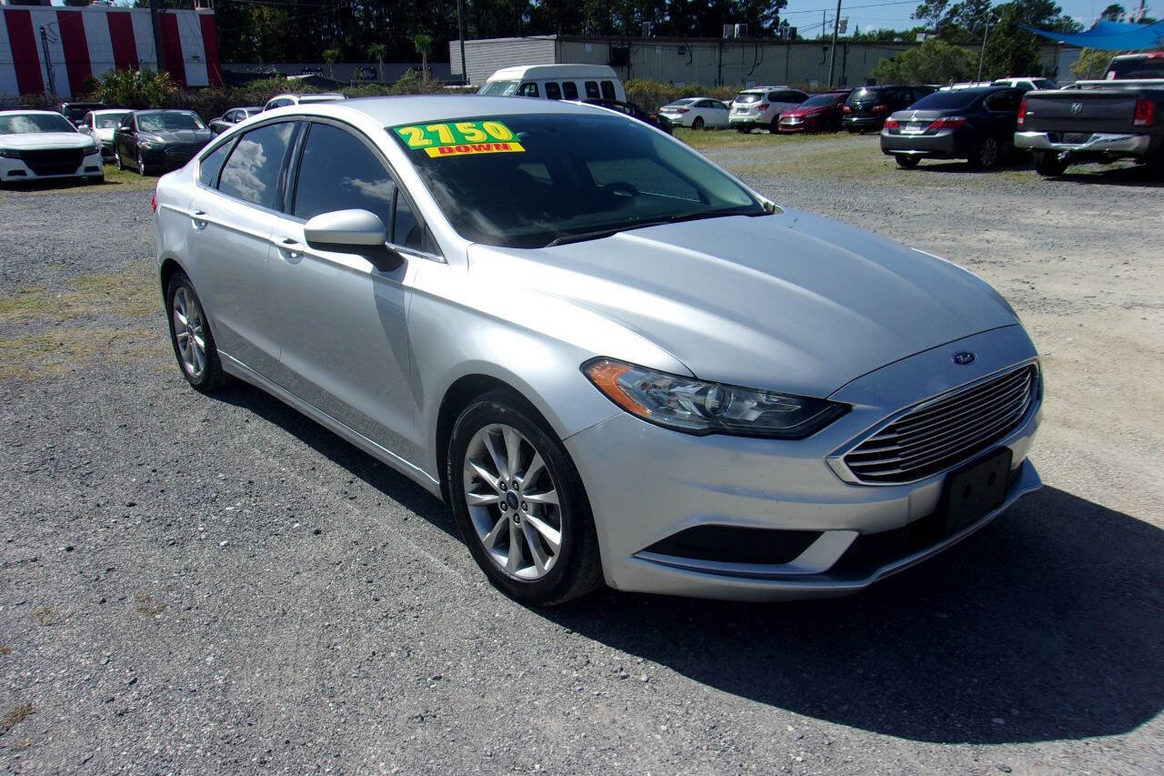 Used 2017 Ford Fusion SE image 3