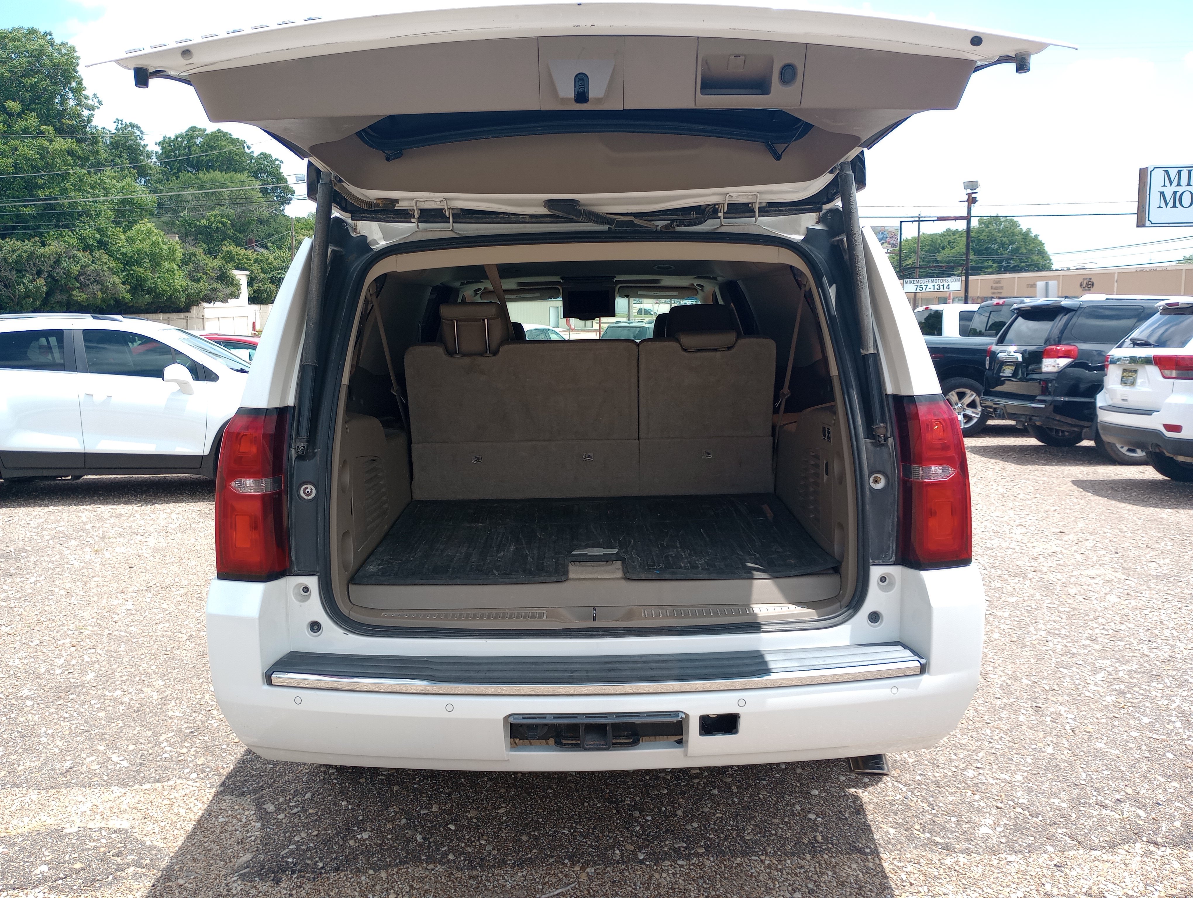 Used 2016 Chevrolet Suburban LTZ RWD image 13