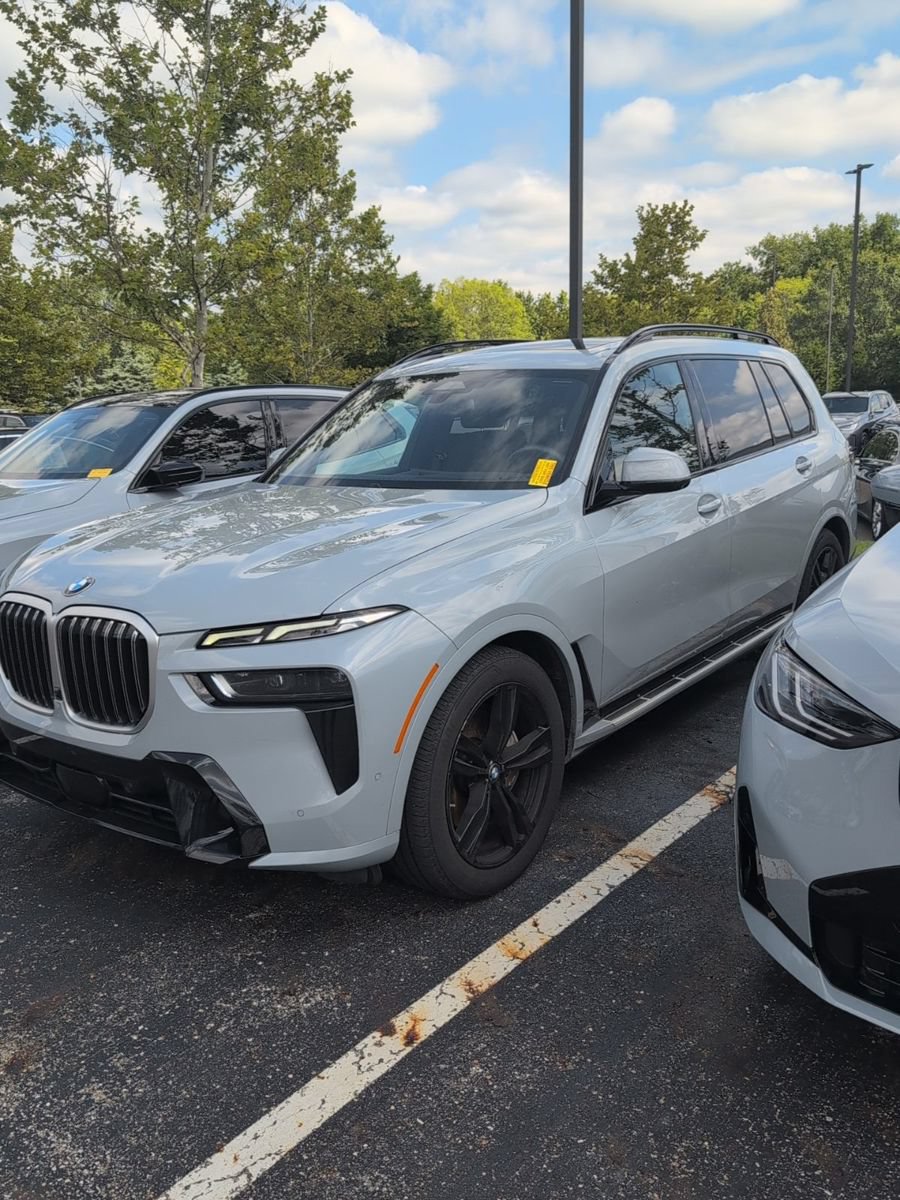 Used 2024 BMW X7 xDrive40i w/ M Sport Package AWD/4WD image 2