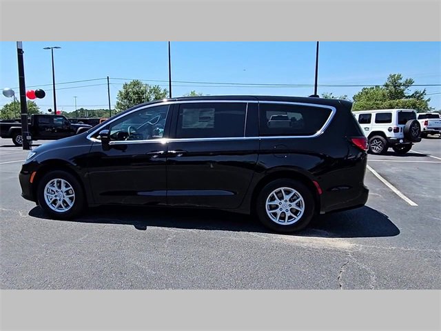 New 2026 Chrysler Pacifica Select image 23