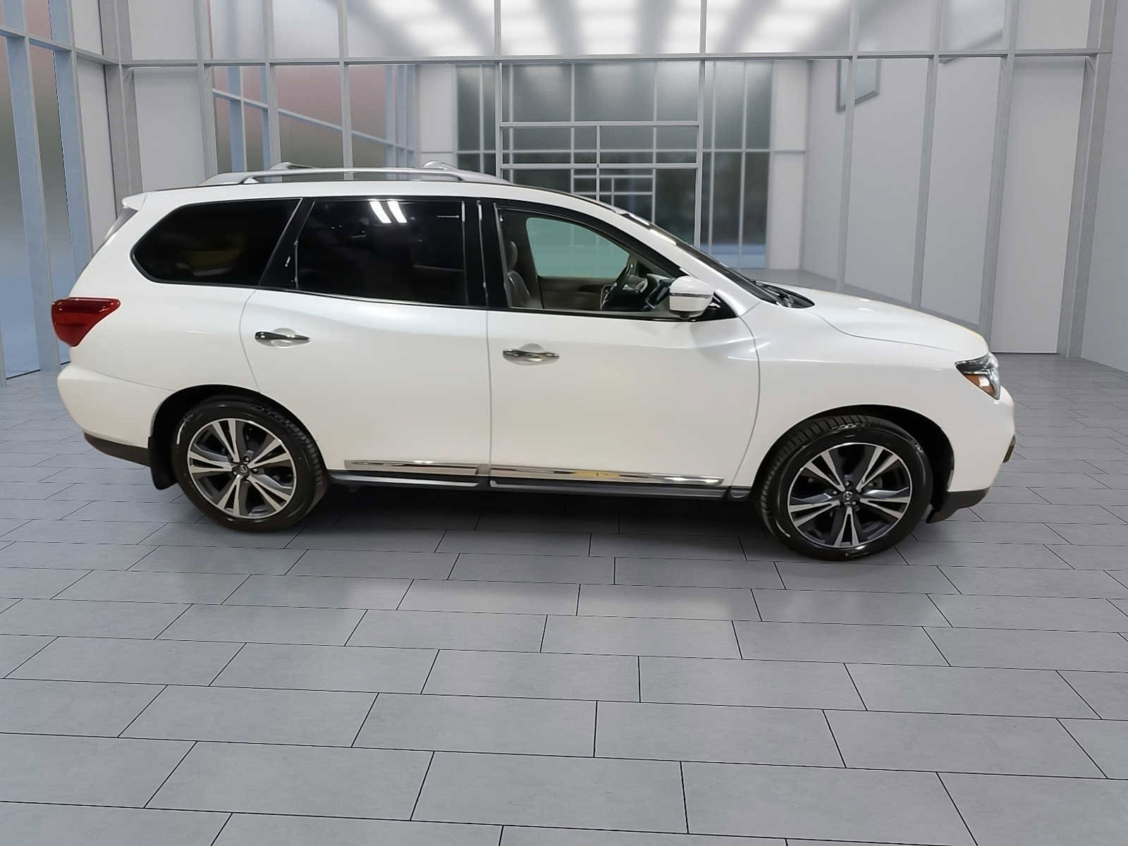 Used 2019 Nissan Pathfinder Platinum image 9