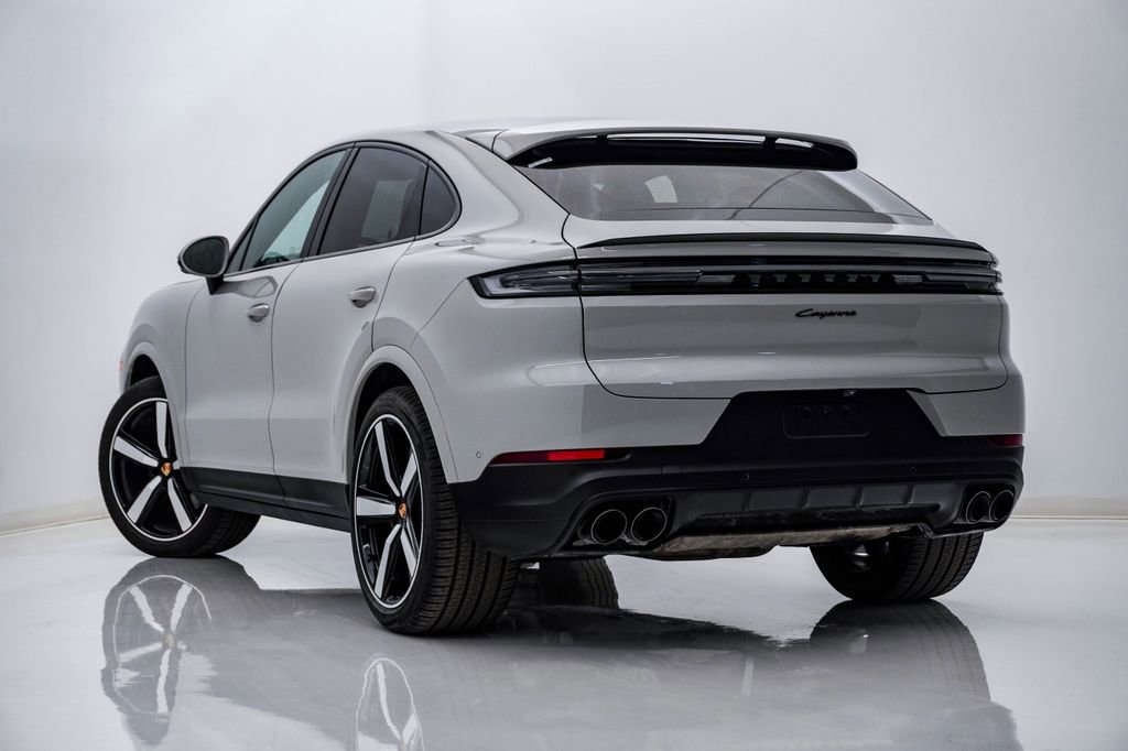 Certified 2025 Porsche Cayenne Coupe image 3