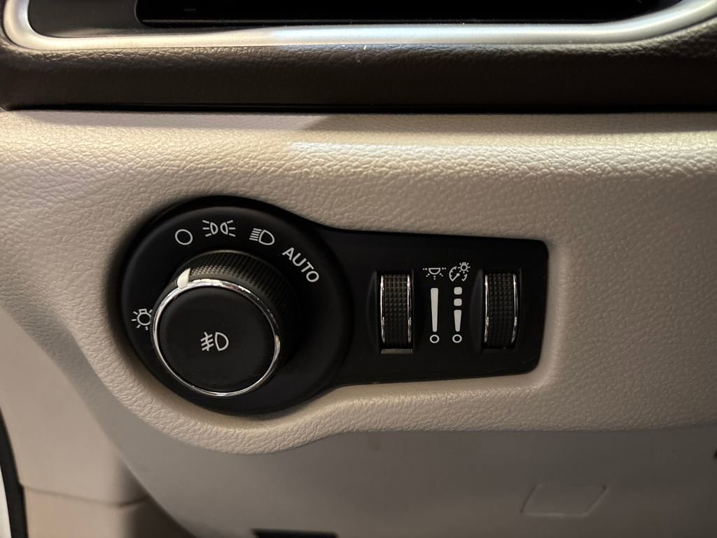 Used 2017 Chrysler Pacifica Touring-L FWD image 29