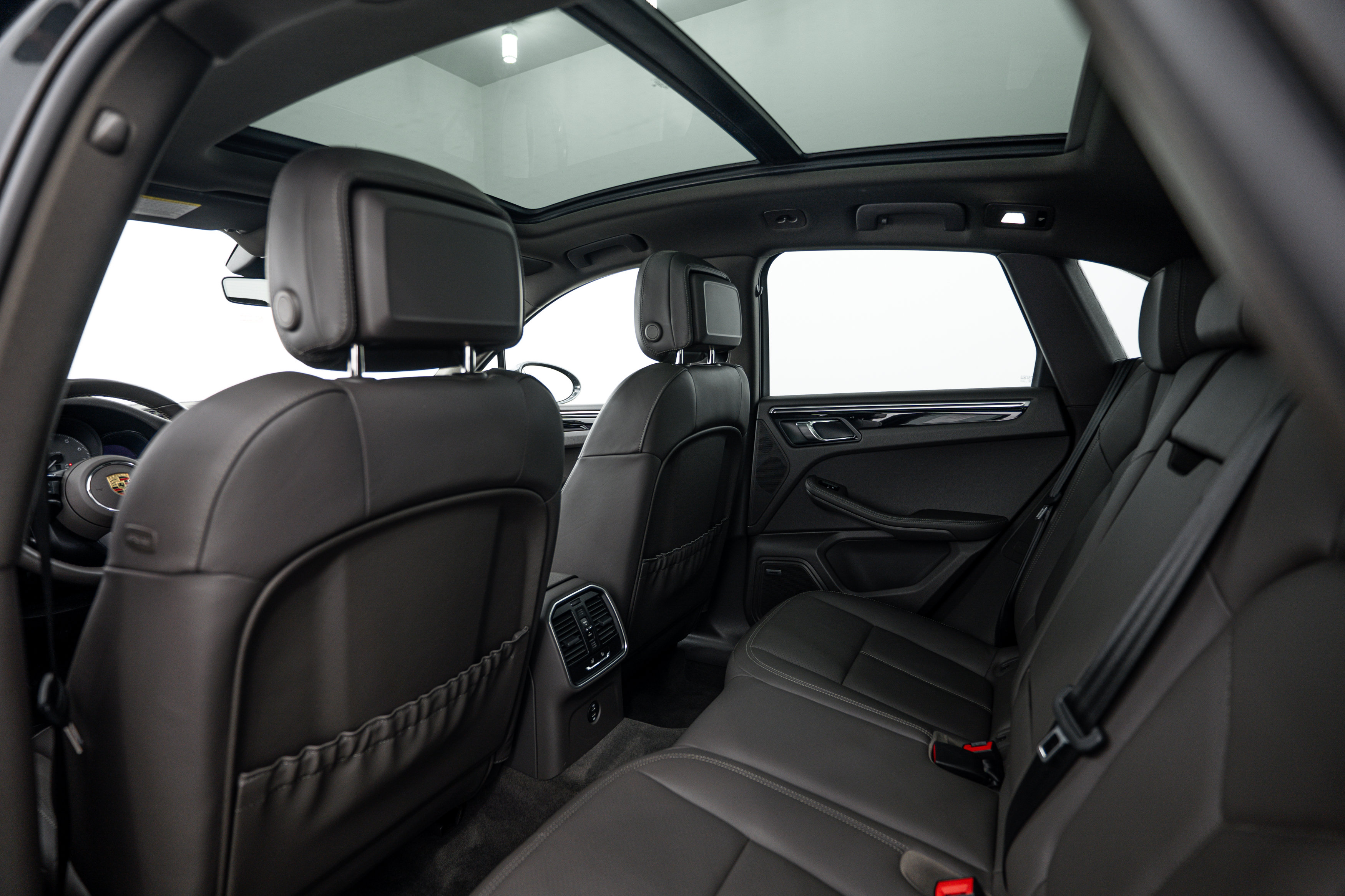 Certified 2024 Porsche Macan S AWD/4WD image 23