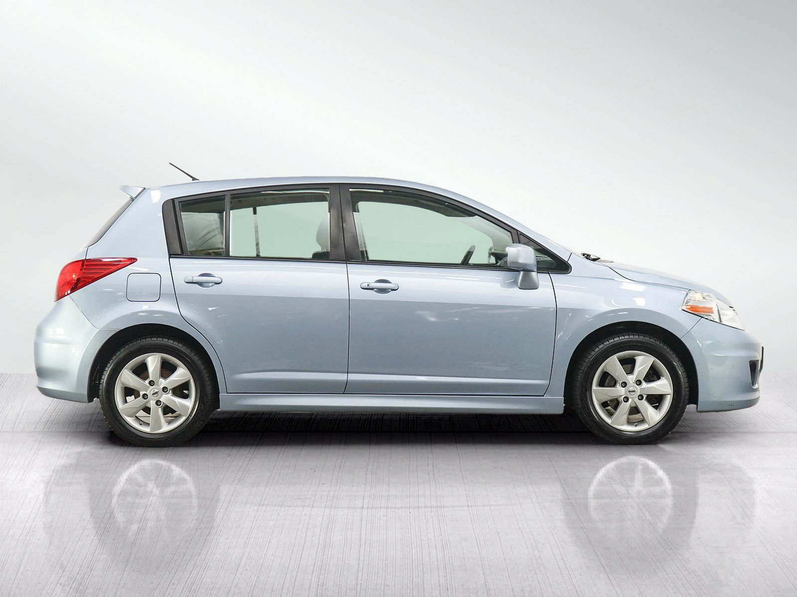 Used 2011 Nissan Versa Hatchback w/ Premium Pkg FWD image 6