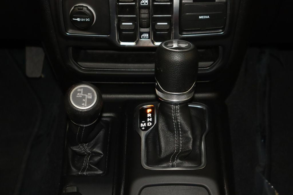 Used 2025 Jeep Wrangler Unlimited Sahara AWD/4WD image 25