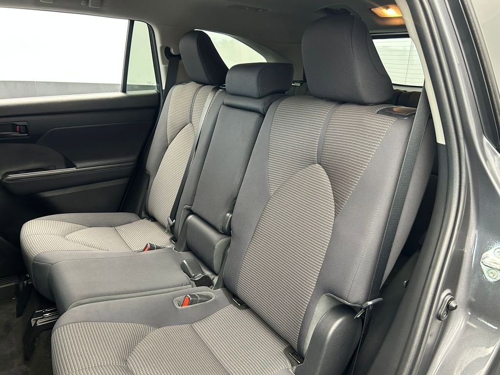 Used 2023 Toyota Highlander LE image 33