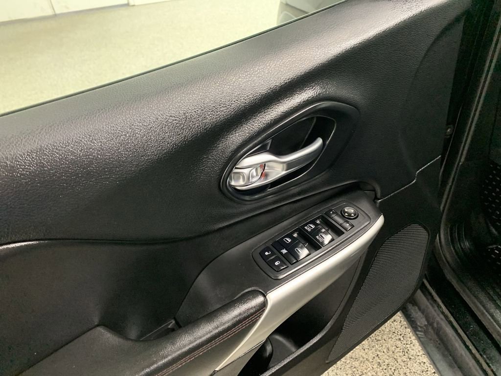 Used 2018 Jeep Cherokee Trailhawk w/ Cold Weather Group AWD/4WD image 11