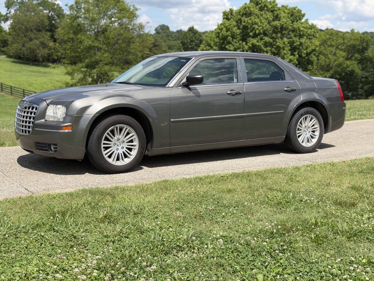 Used 2009 Chrysler 300 Touring RWD image 9