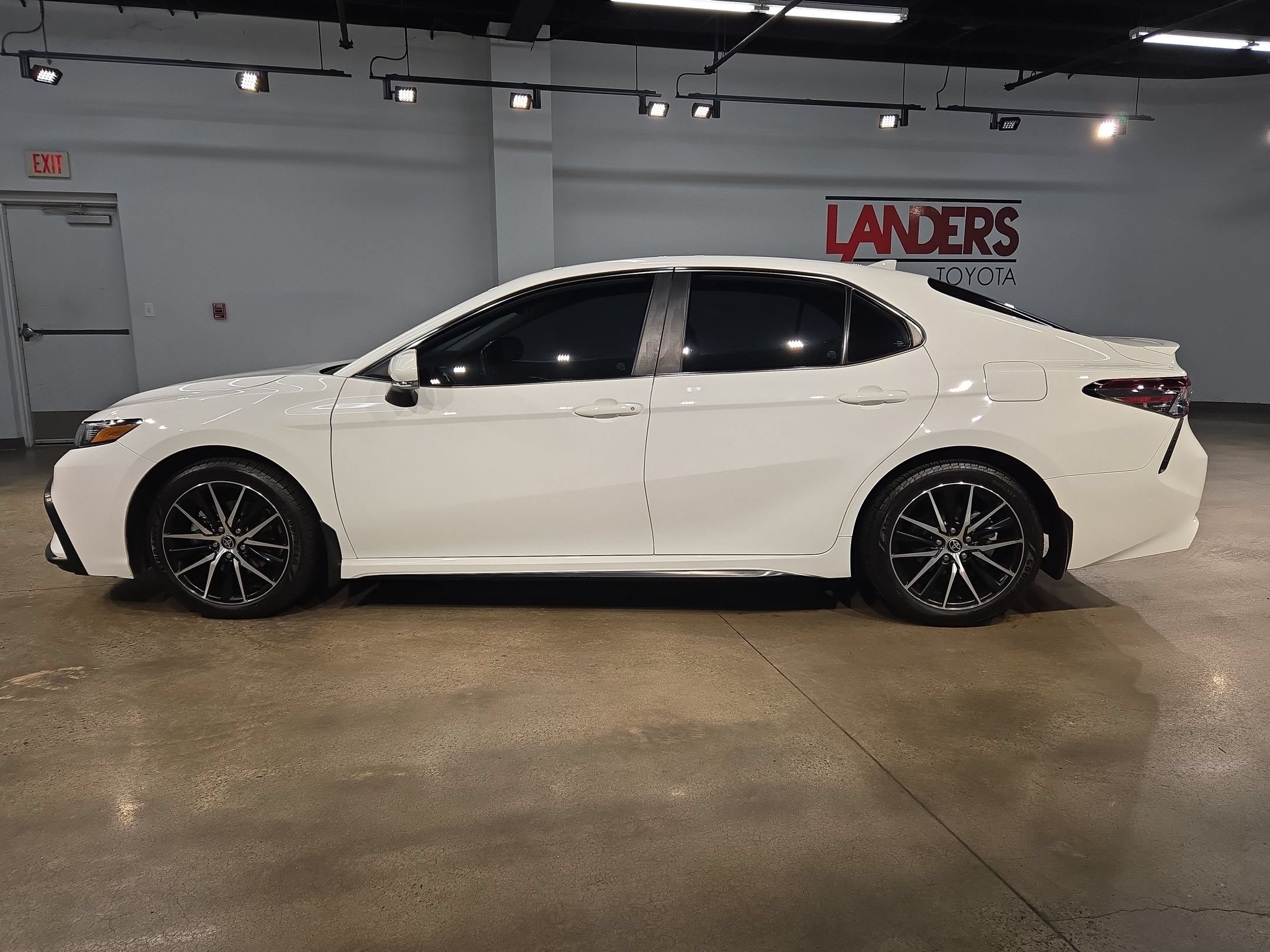 Used 2023 Toyota Camry SE FWD image 4