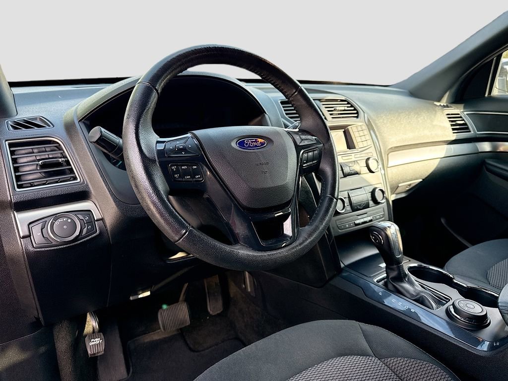 Used 2018 Ford Explorer XLT AWD/4WD image 10