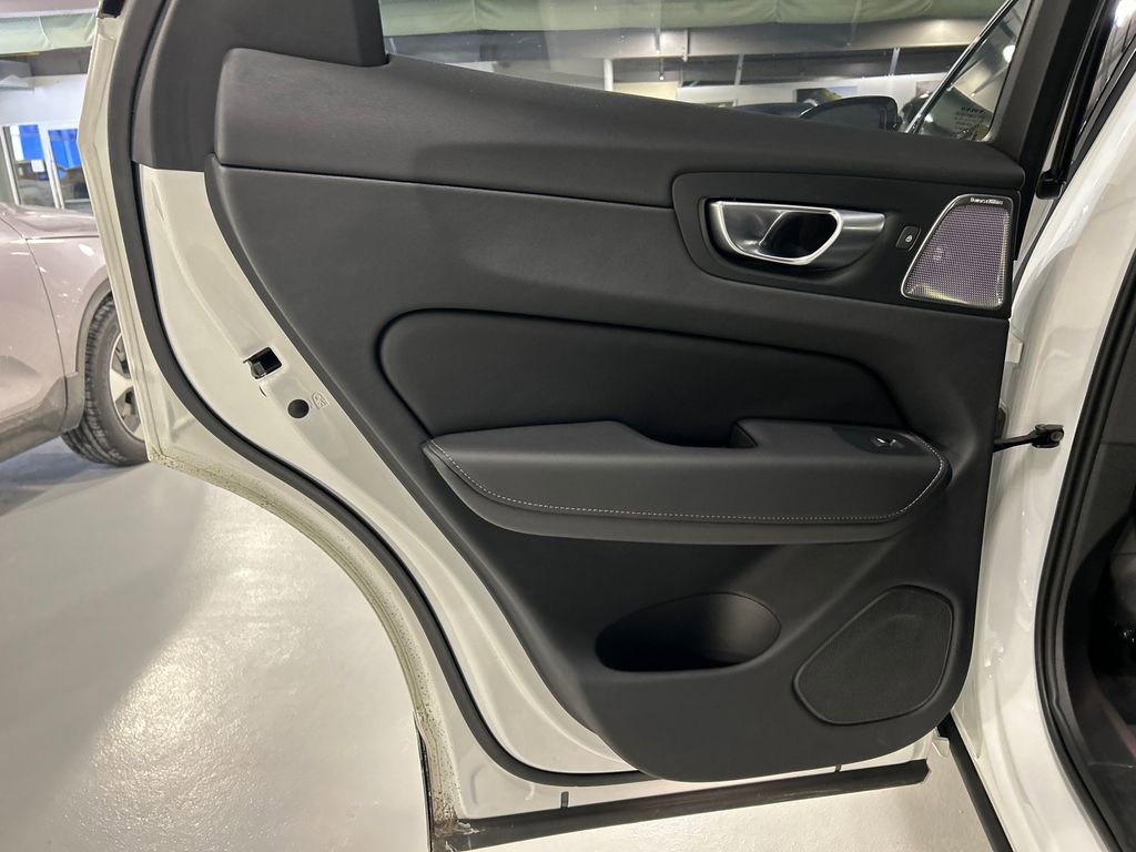Certified 2024 Volvo XC60 T8 Ultimate w/ Protection Package Premier image 23