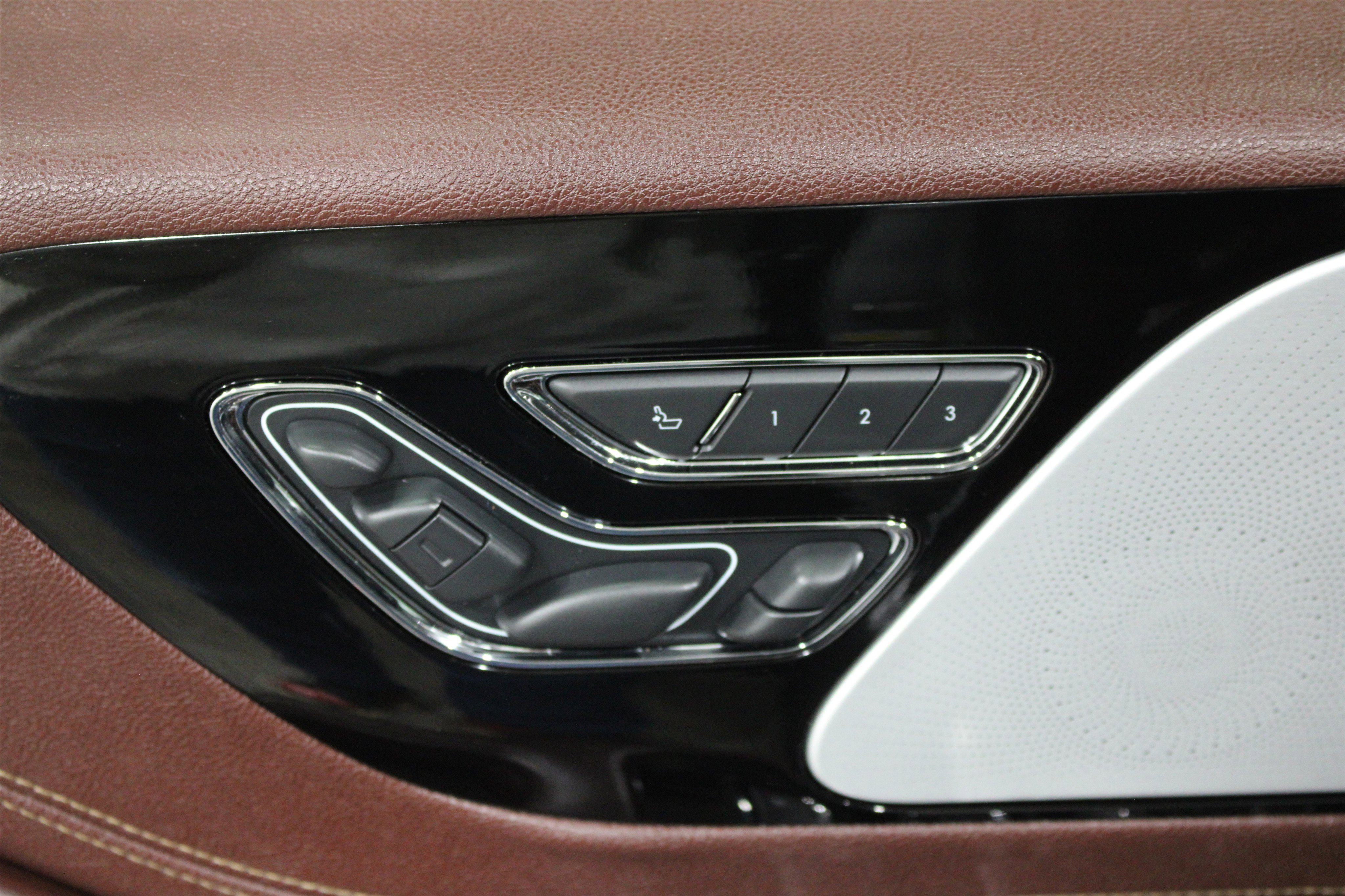 Used 2021 Lincoln Aviator Black Label w/ Class IV Trailer Tow Package image 8