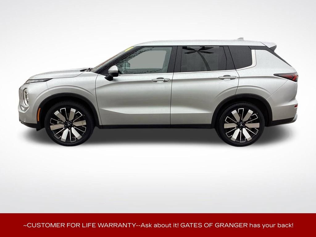 Used 2025 Mitsubishi Outlander AWD image 6