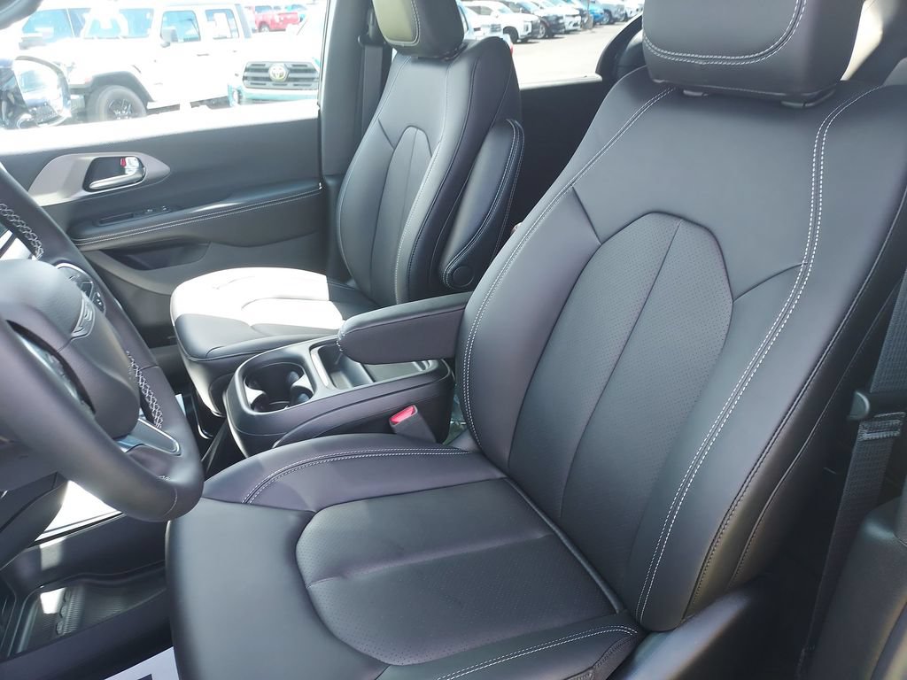 New 2027 Chrysler Pacifica LX FWD image 17