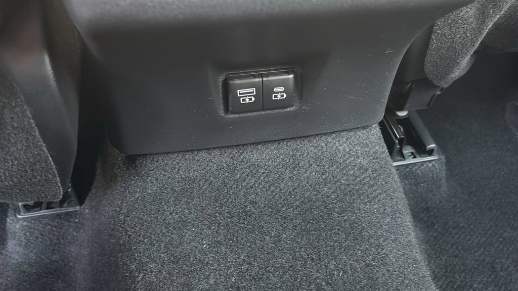 Used 2025 Toyota Camry SE FWD image 9
