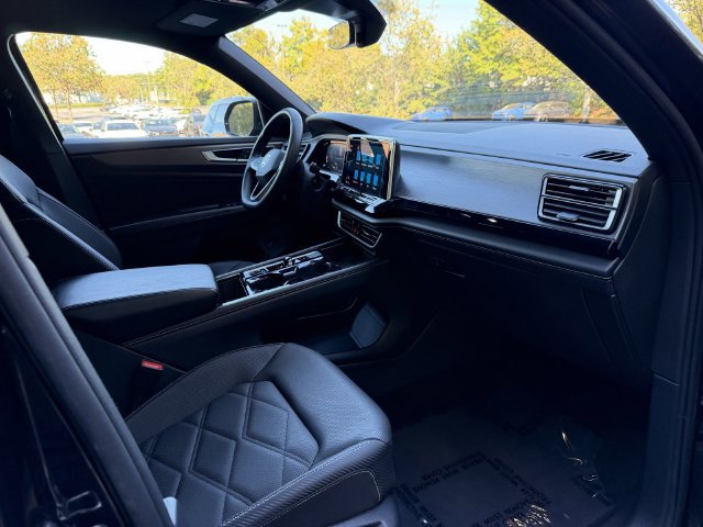 Used 2024 Volkswagen Atlas Cross Sport SE FWD image 35