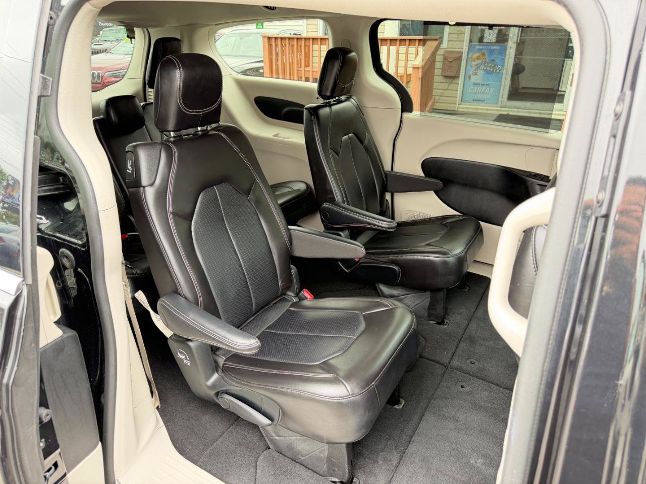 Used 2023 Chrysler Pacifica Touring-L FWD image 45
