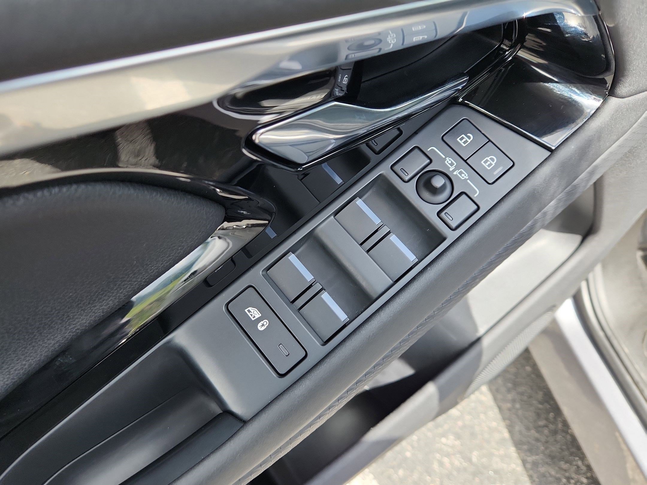 Certified 2023 Land Rover Range Rover Evoque R-Dynamic S AWD/4WD image 24