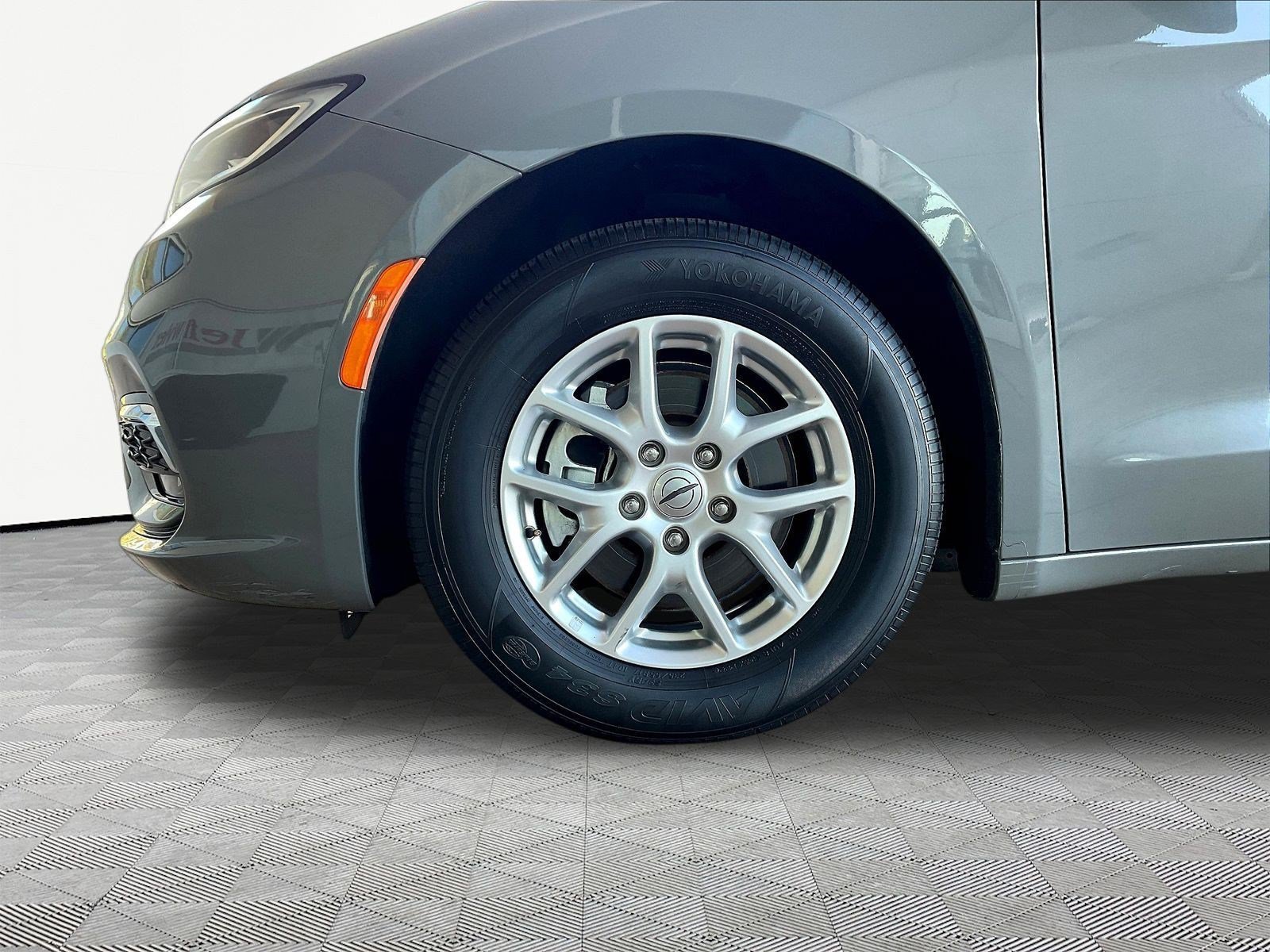 Used 2023 Chrysler Pacifica Touring-L FWD image 32
