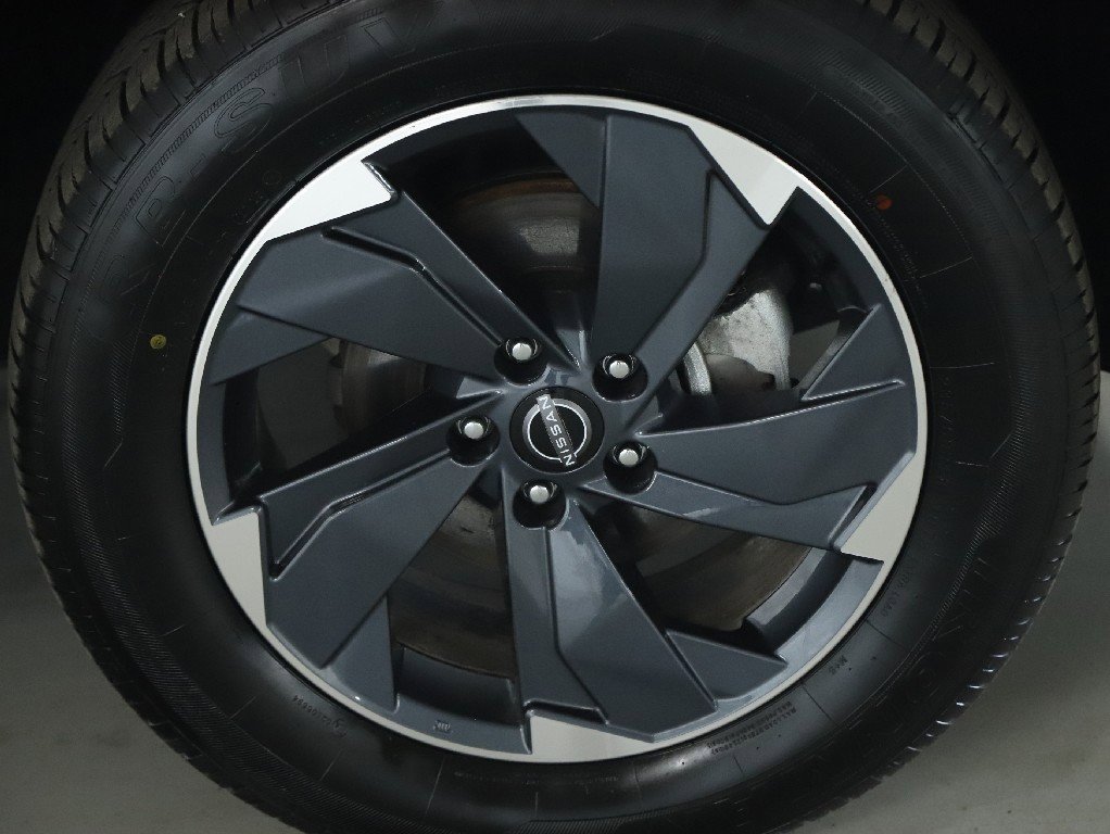 Certified 2025 Nissan Rogue SV image 10