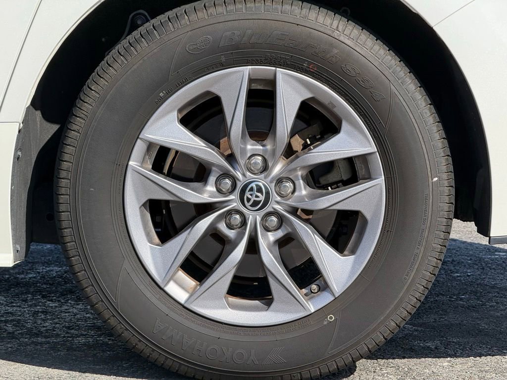 Used 2021 Toyota Sienna XLE w/ XLE Plus Package FWD image 3