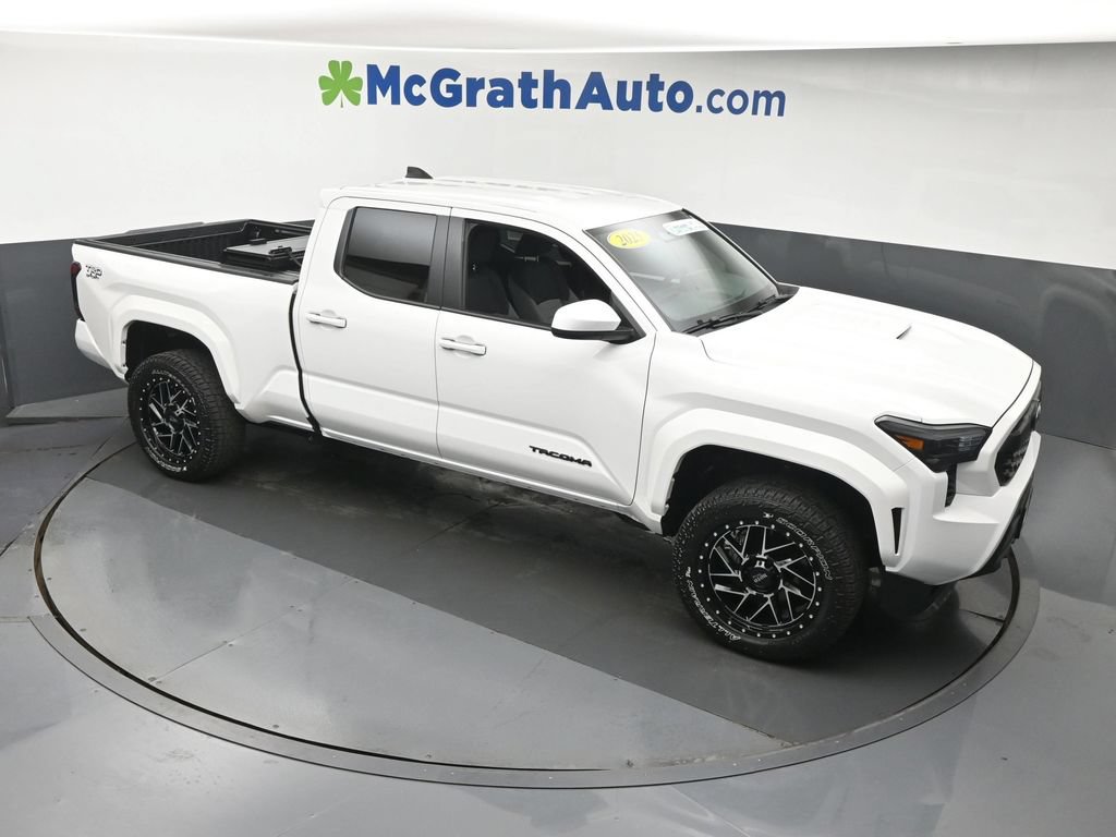 Used 2025 Toyota Tacoma TRD Sport AWD/4WD image 3