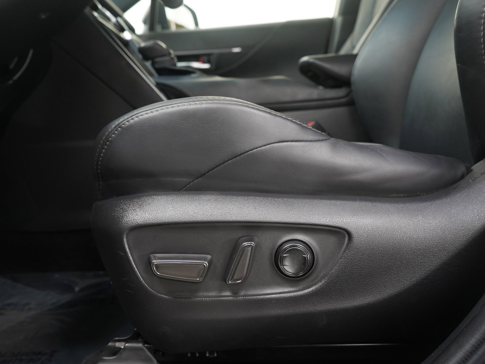 Used 2022 Toyota Venza Limited AWD/4WD image 22