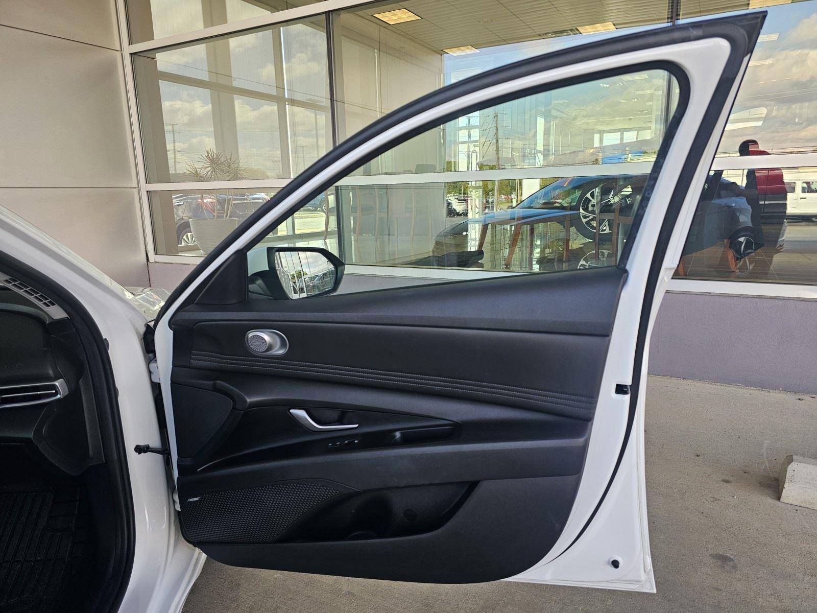 Used 2021 Hyundai Elantra Limited image 11