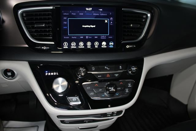 Used 2018 Chrysler Pacifica Touring-L Plus w/ Tire & Wheel Group FWD image 18
