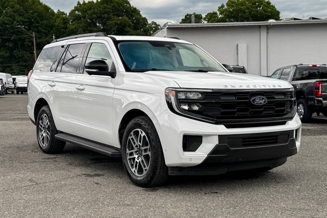 Used 2025 Ford Expedition Active AWD/4WD image 1