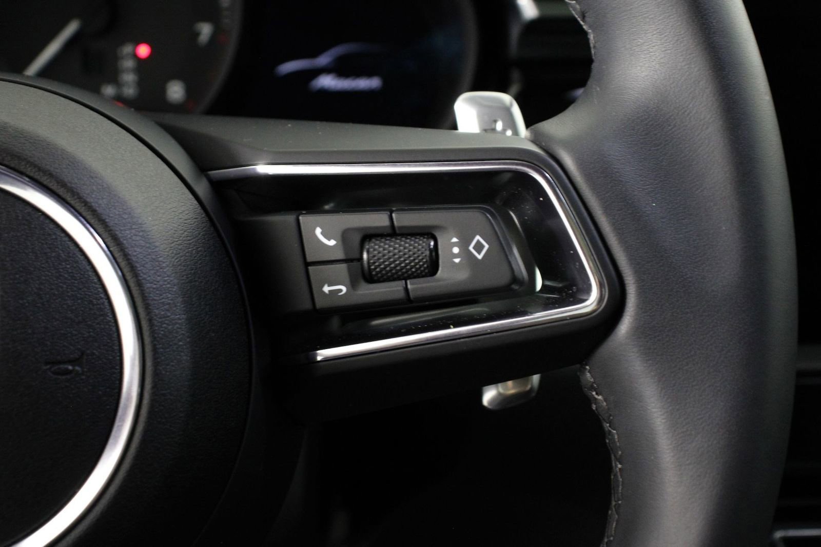 Certified 2025 Porsche Macan image 15