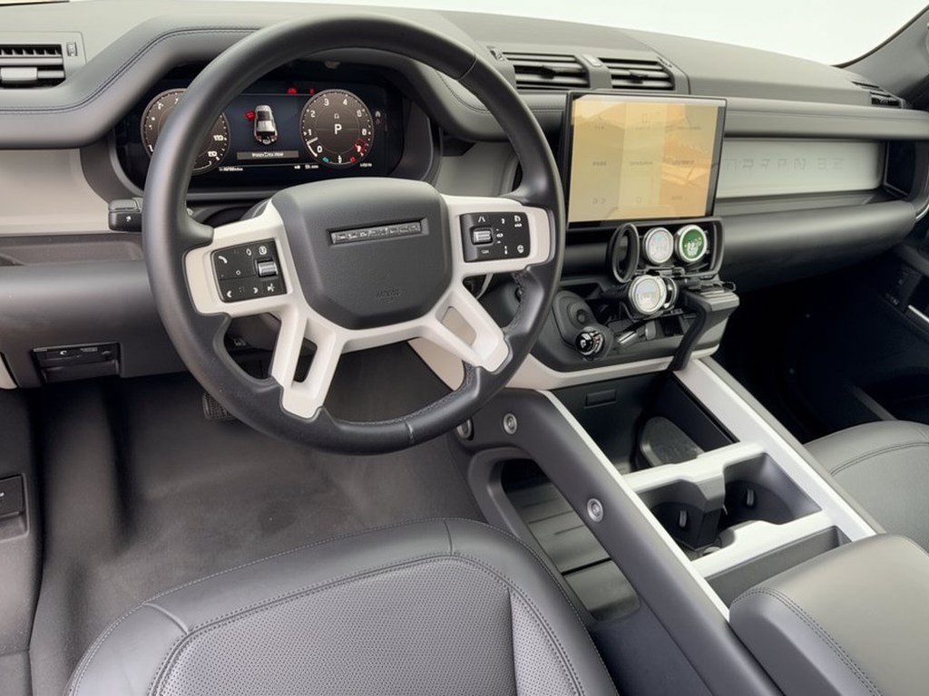 Used 2025 Land Rover Defender 110 X-Dynamic SE AWD/4WD image 4