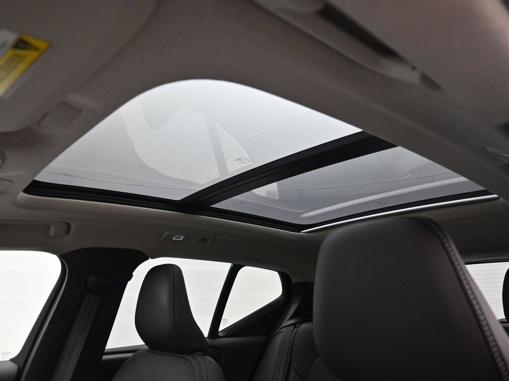 Used 2025 Volvo XC40 B5 Plus image 19