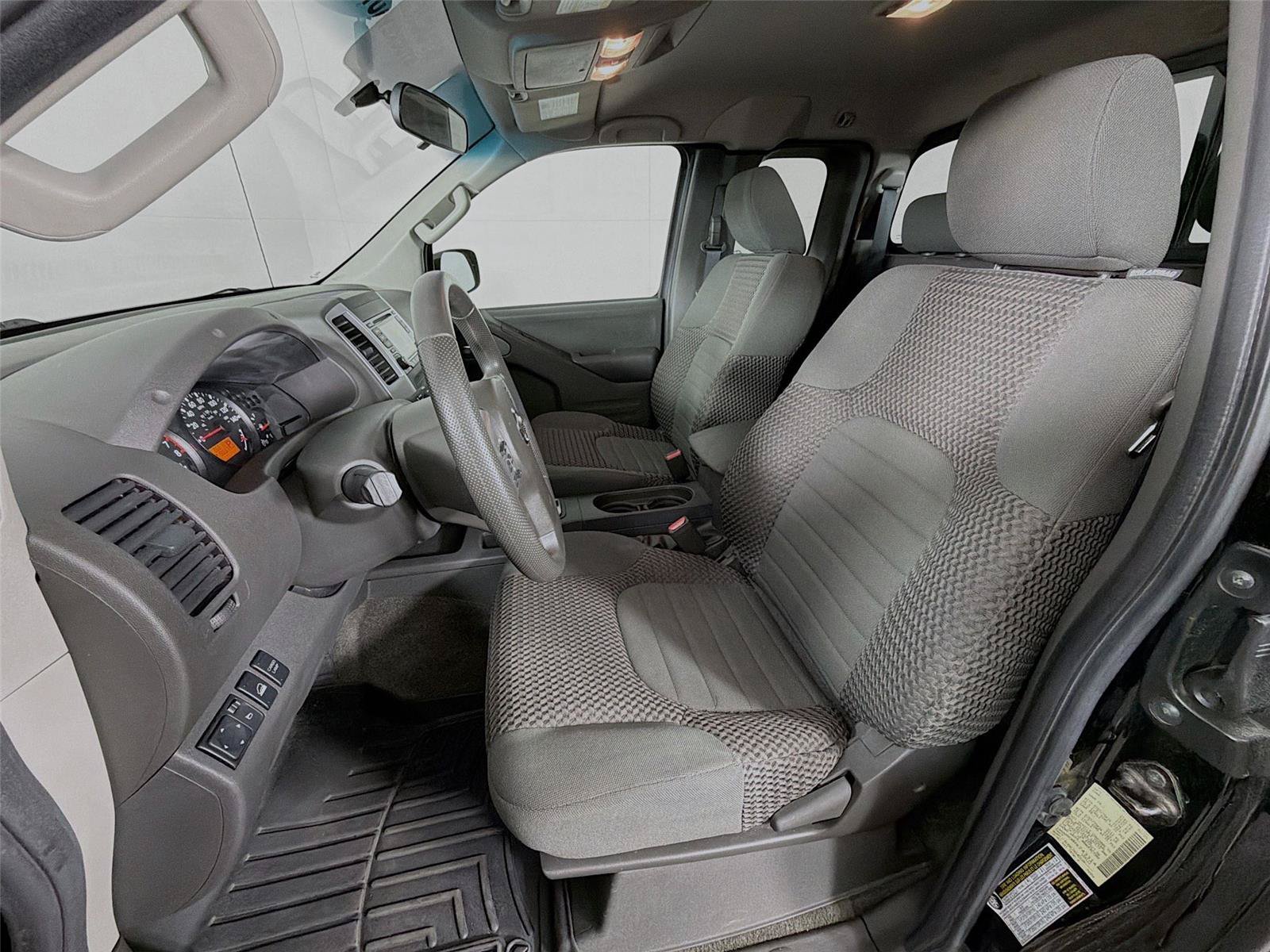 Used 2015 Nissan Frontier SV AWD/4WD image 2