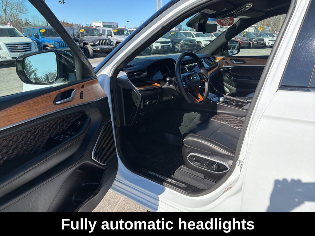 Used 2025 Jeep Grand Cherokee Summit AWD/4WD image 30